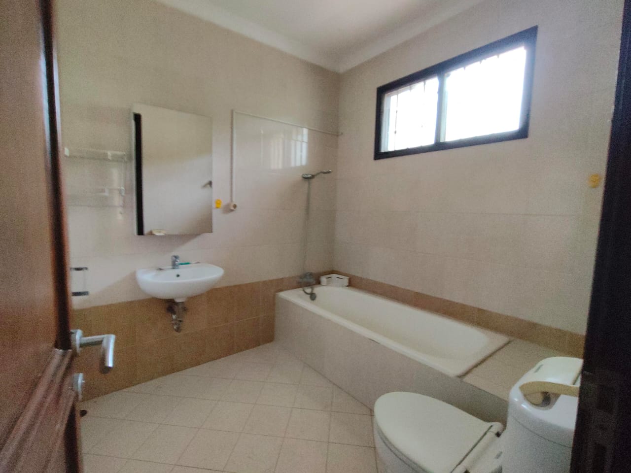 Rumah Disewakan di Cluster Taman Beverly Lippo Cikarang